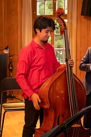 Dante Valencia Ruz mit dem Kontrabass