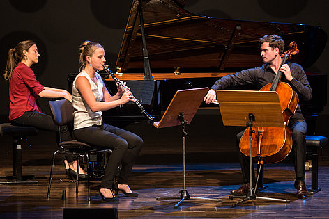 Esther Deborah Sinka (Klarinette), Leonard Maximilian Rees (Violoncello) und Julia Polinskaja (Klavier) (Foto: Ronny Waleska)