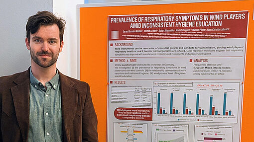 Dr. Gerard Breaden Madden mit seinem prämierten Poster auf der Deutschen Gesellschaft für Musikphysiologie und Musikermedizin _DGfMM2025