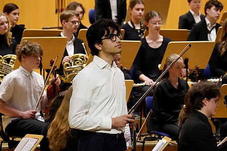 Leonardo Vasile steht vor einem Orchester