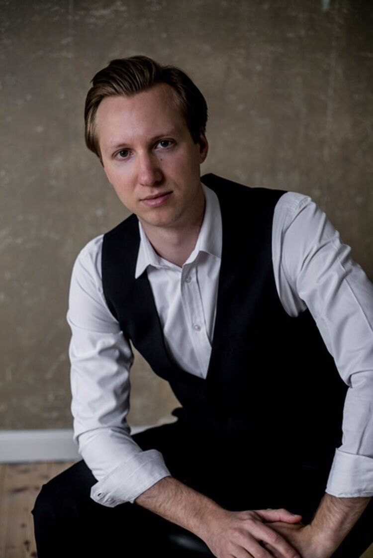 Alexander Rampp/Foto: Timm Ziegenthaler Porträtfoto des Sängers Alexander Rampp, to the current article