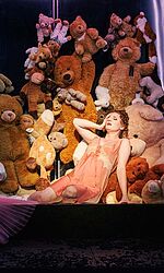 Szenenbild mit Anastasiya Taratorkina/Foto: Felix Gruenschloss Anastasiya Taratorkina verzewifelt vor einem Berg voller Kuscheltiere