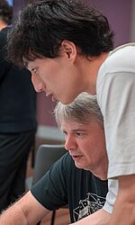 Youshin Gim bei der Arbeit mit Robert Voisey 