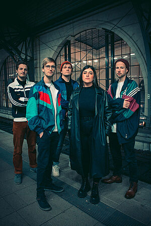 YÆLLEE (v.l.n.r.): Lorenz Glöckner (Guitar), Elias Störr (Piano), Simon Kuban (Bass), Yelena Mashkaryan (Vocals), Heinrich Eißmann (Drums)/Foto: Samuel Alegria