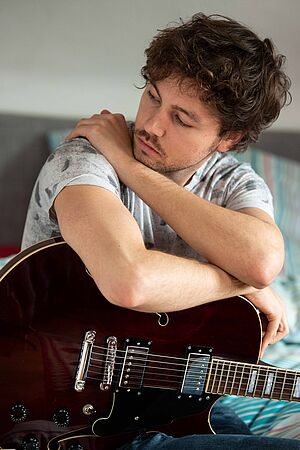 Thomas Lordick mit Gitarre