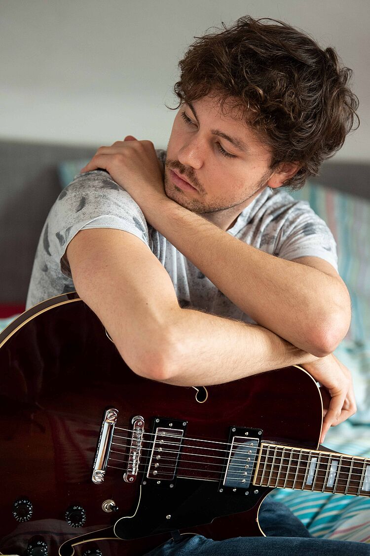 Thomas Lordick mit Gitarre, to the current article