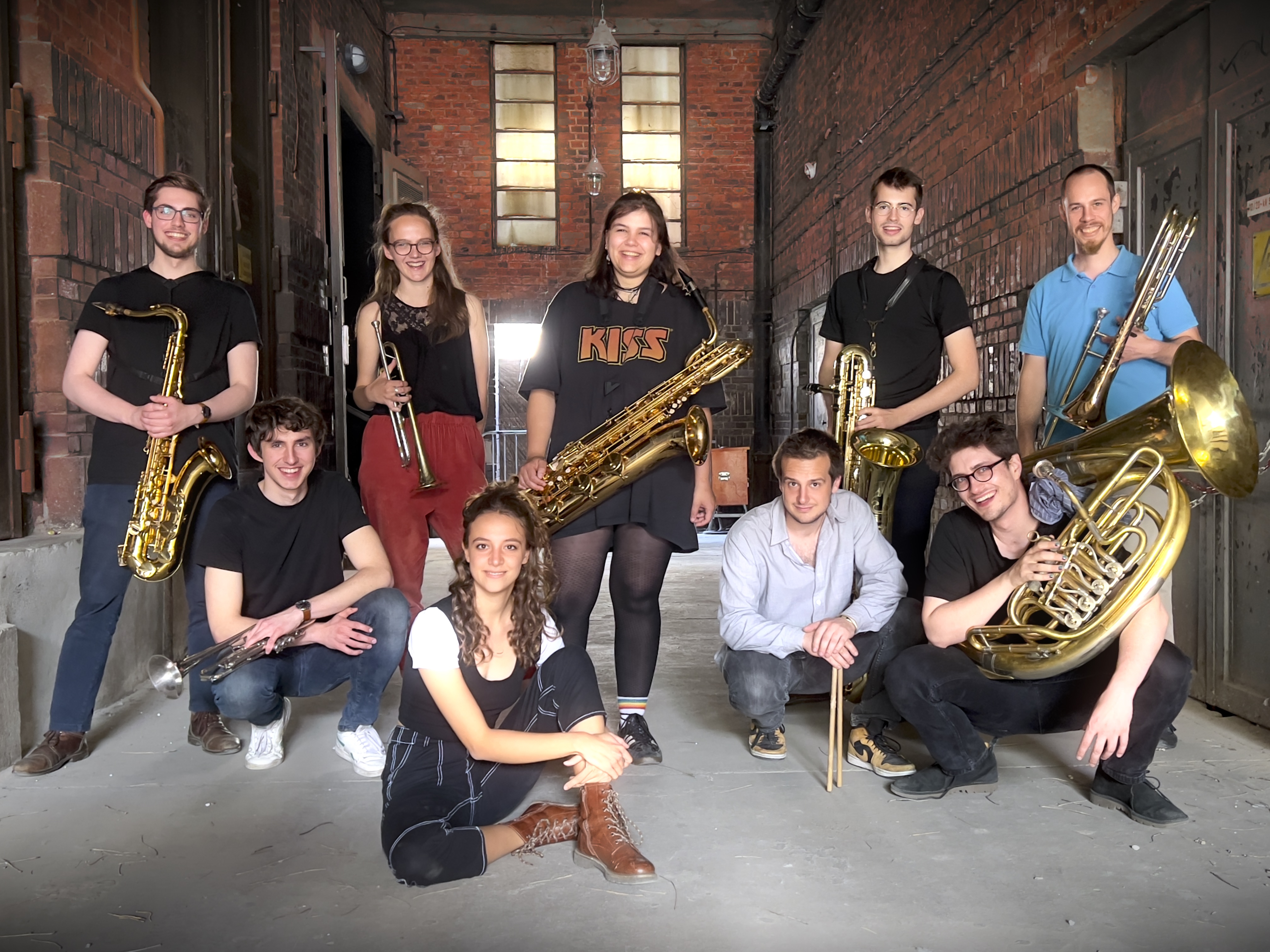 Brassband HfM Dresden: hinten v.l.n.r. Malte Pick (Tenor-Saxophon), Jannicke Hagen (Trompete), Ada Greifenhahn (Bariton Saxofon), Edgar Neumann (Bass Saxophon), Philipp Thöricht (Bass Posaune), vorne v.l.n.r. Manuel Kawohl (Trompete), Lila Despoix (Gesan Brassband HfM Dresden: hinten v.l.n.r. Malte Pick (Tenor-Saxophon), Jannicke Hagen (Trompete), Ada Greifenhahn (Bariton Saxofon), Edgar Neumann (Bass Saxophon), Philipp Thöricht (Bass Posaune), vorne v.l.n.r. Manuel Kawohl (Trompete), Lila Despoix (Gesan
