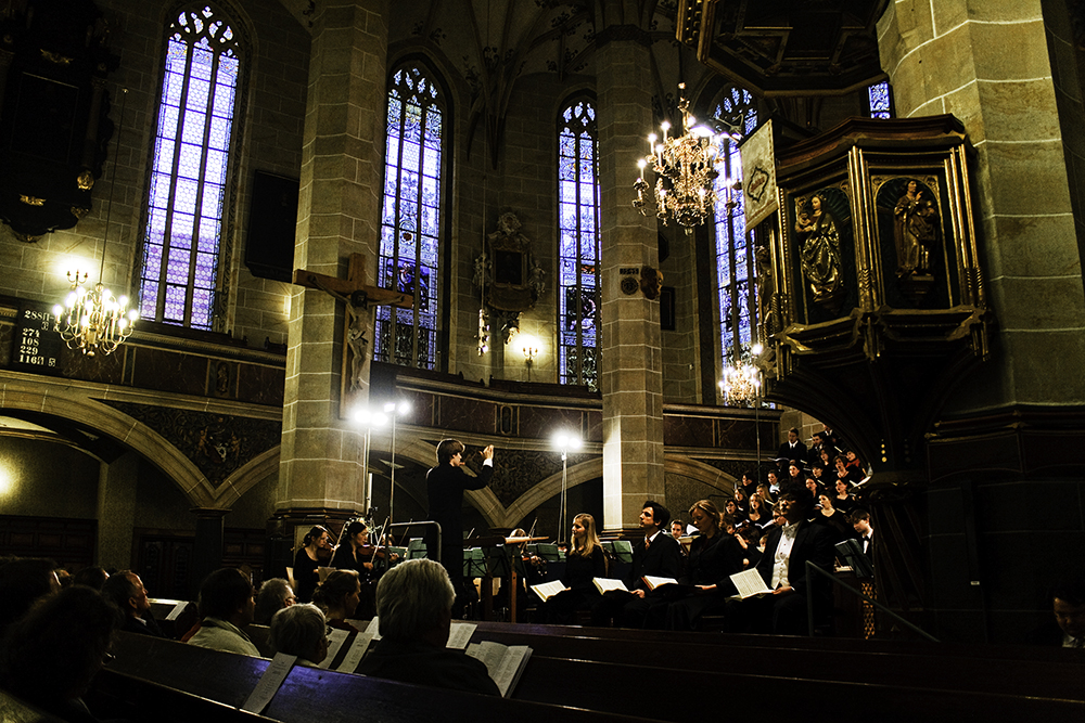 Chor und Orchester der HfM unter Leitung von Dirigierstudenten in der Marienkirche Pirna