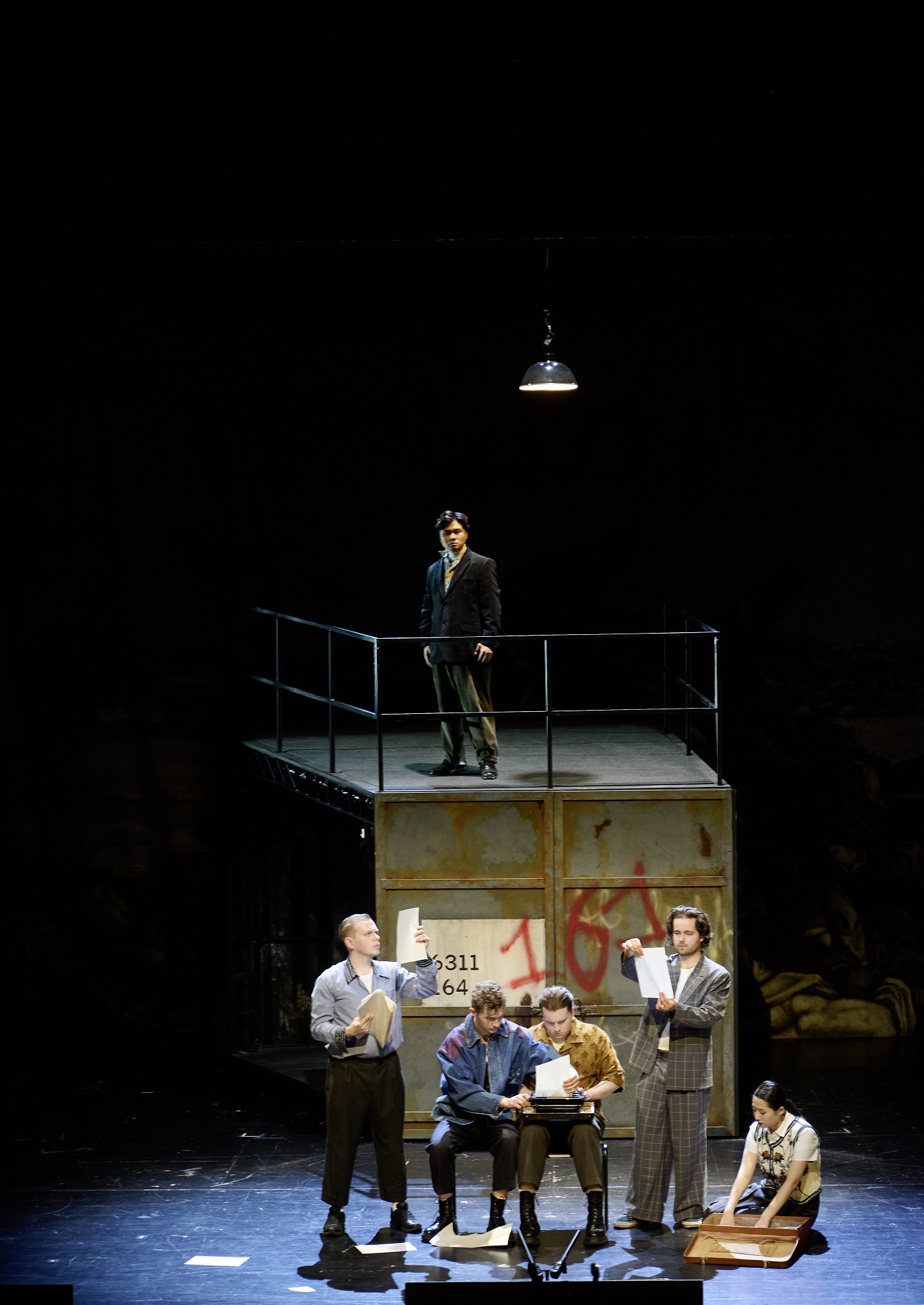 DIE WEISSE ROSE_B: (v.l.n.r.) Mykola Piddubnyk (Willi Graf), Fabian Werner (Schmorell), Fabian Schulze (Hans Scholl), Oliver Chubb (Christoph Probst), Yejy Nam (Sophie Scholl), (o.) Yu He (Professor Huber)