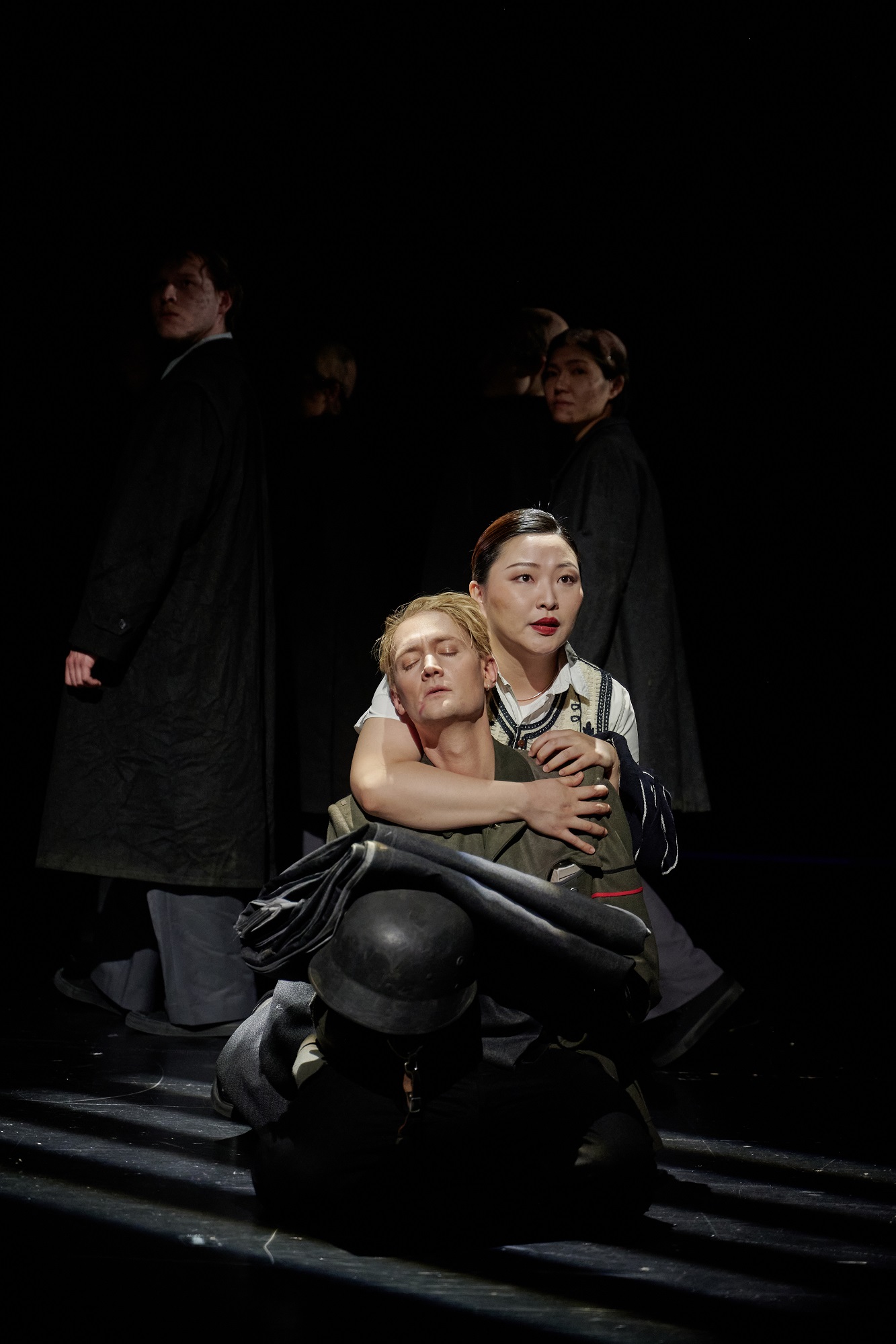 DIE WEISSE ROSE_A: (vorn) Nico Lindheimer (Hans Scholl), Hanna Park (Sophie Scholl)