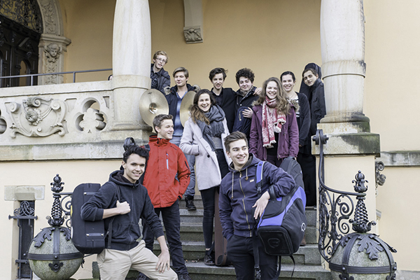 Schüler auf einer Treppe am Landesgymnasium