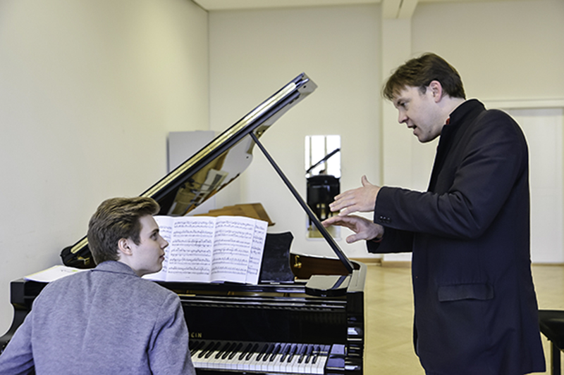 Unterricht Klavier, Prof. Florian Uhlig und Student/Foto: Marcus Lieder