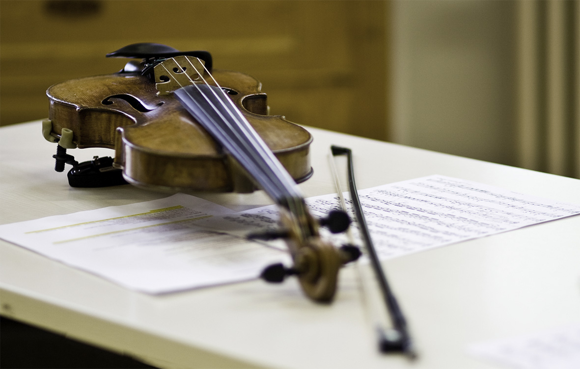 Violine auf Tisch liegend/Foto: Ronny Waleska
