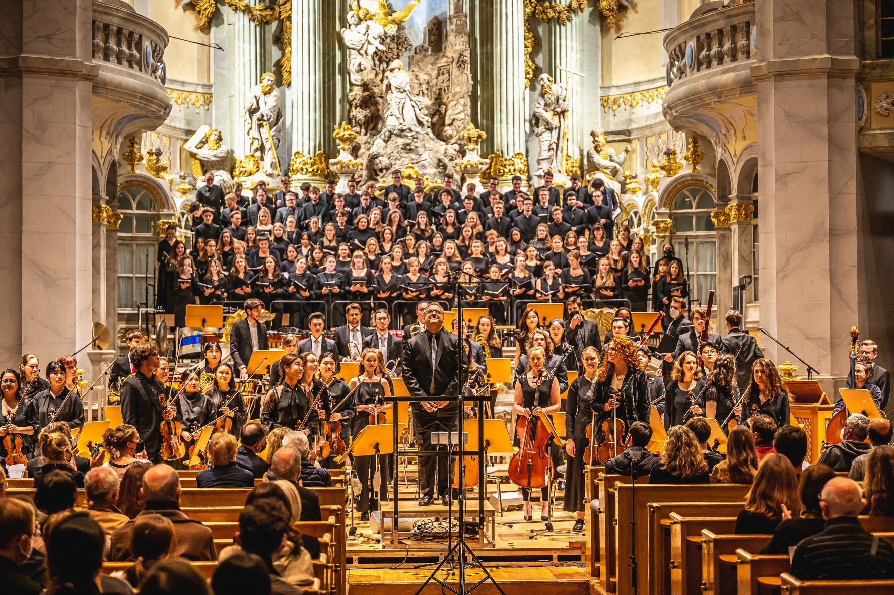 Hochschulchor der HfMDD in der Frauenkirche Dresden / Foto: Marcus Lieder